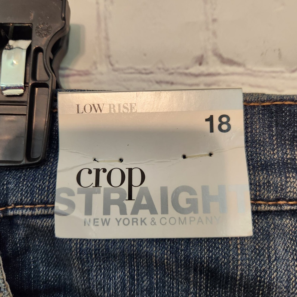 NWT New York & Co Dark Wash Low Rise Crop Straight Cuffed Capri Jeans Women 18 - Picture 2 of 9